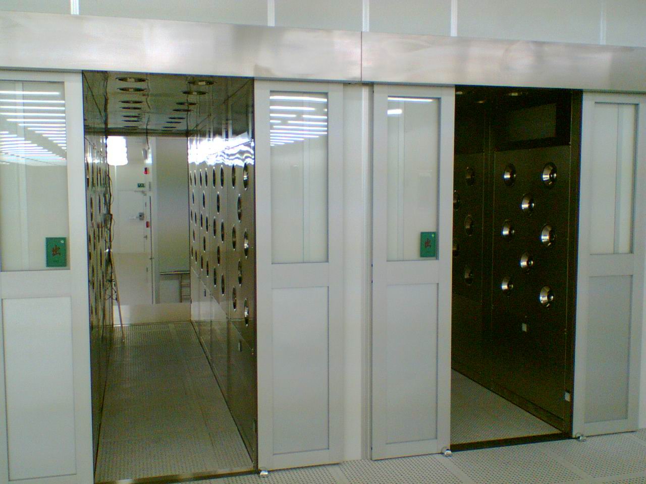 人員進出凈化車間的風淋室通道 人員進出凈化車間的風淋室通道